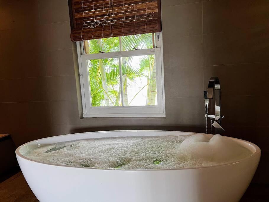 Lakaz Kannell - Cinnamon Room- Luxury Bedroom And Bathroom Infinity Pool Cap Malheureux
